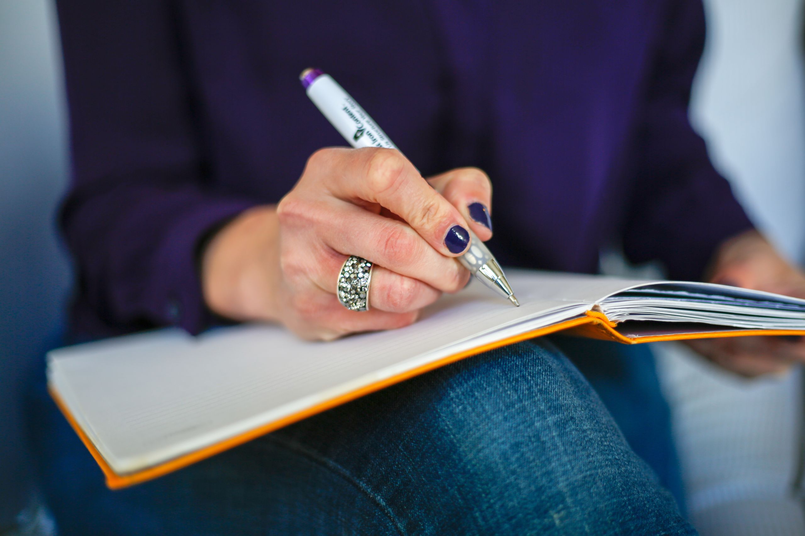 A travel writer journaling about Illinois at a cozy cafe